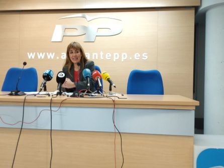 Sofía Álvarez, secretaria de Residentes Europeos del PP en la provincia, durante la rueda de prensa. Sofía Álvarez, secretaria de Residentes Europeos del PP en la provincia, durante la rueda de prensa.