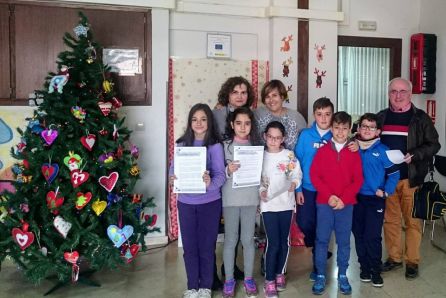 Grupo de alumnas y alumnos, profesora y técnica del CMIM, en la actividad de cuenta cuentos en el colegio Dr. Fleming Grupo de alumnas y alumnos, profesora y técnica del CMIM, en la actividad de cuenta cuentos en el colegio Dr. Fleming