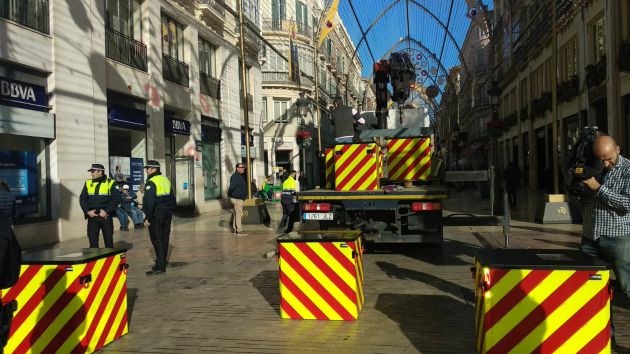 La policía local ha ido colocando los bolardos por las princpales vías del centro histórico de Málaga La policía local ha ido colocando los bolardos por las princpales vías del centro histórico de Málaga