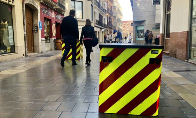 La policía local ha ido colocando los bolardos por las princpales vías del centro histórico de Málaga La policía local ha ido colocando los bolardos por las princpales vías del centro histórico de Málaga