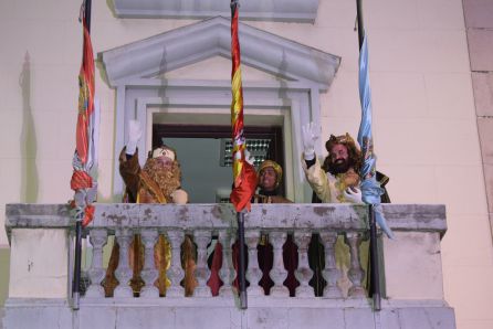 Melchor, Gaspar y Baltasar saludan desde un balcón del Ayuntamiento Melchor, Gaspar y Baltasar saludan desde un balcón del Ayuntamiento