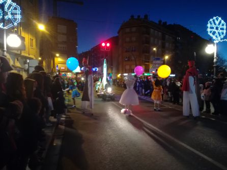 Zancudos y globos gigantes de colores encabezaron el recorrido Zancudos y globos gigantes de colores encabezaron el recorrido