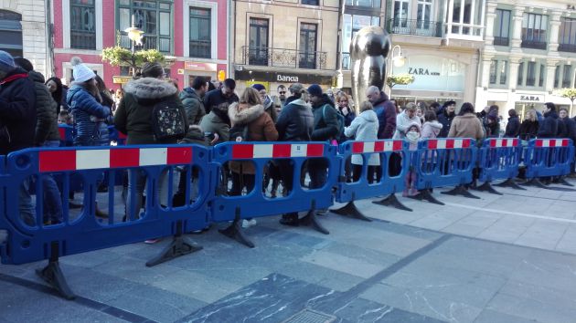 Cola frente al teatro Campoamor para ver a los Reyes Magos Cola frente al teatro Campoamor para ver a los Reyes Magos