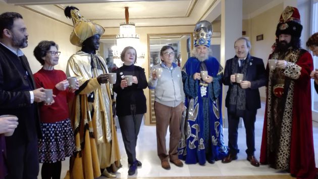 Los Reyes Magos con miembros del equipo de gobierno del ayuntamiento de Oviedo Los Reyes Magos con miembros del equipo de gobierno del ayuntamiento de Oviedo
