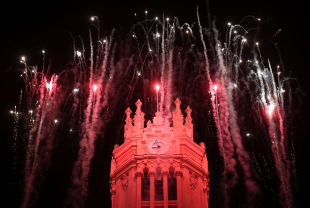 Luces y fuegos artificiales iluminan esta noche el Ayuntamiento de Madrid Luces y fuegos artificiales iluminan esta noche el Ayuntamiento de Madrid