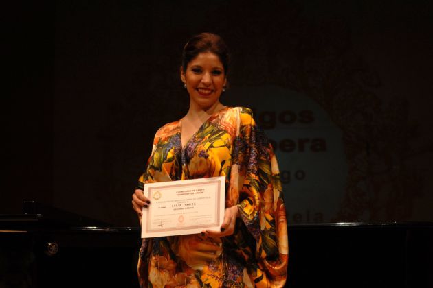 Lucía Tavira recogiendo su premio en Santiago de Compostela. Lucía Tavira recogiendo su premio en Santiago de Compostela.
