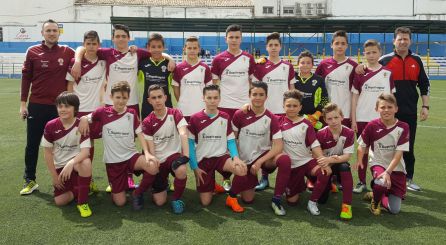 Una de las formaciones del equipo infantil de la EMD Jódar, la pasada temporada, Adrián de rodillas, cuarto por la derecha Una de las formaciones del equipo infantil de la EMD Jódar, la pasada temporada, Adrián de rodillas, cuarto por la derecha