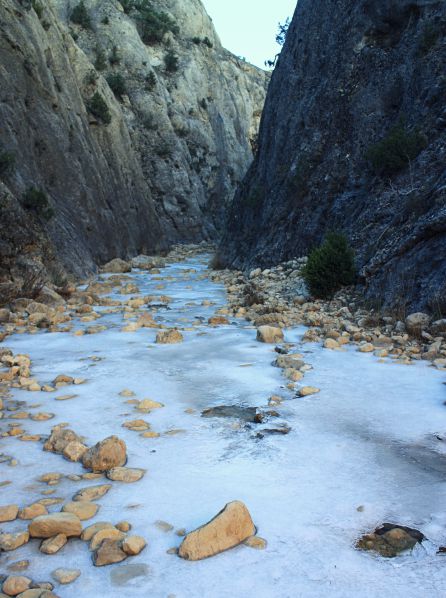 Estrecho del río Trabaque, helado, a su paso por Arcos de la Sierra, en Cuenca. Estrecho del río Trabaque, helado, a su paso por Arcos de la Sierra, en Cuenca.