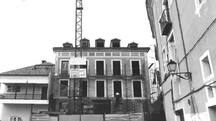 Nueva construcción de viviendas, respetando la fachada antigua Nueva construcción de viviendas, respetando la fachada antigua