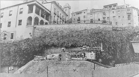 Vistas de la plaza con las viviendas derribadas y con la muralla descubierta Vistas de la plaza con las viviendas derribadas y con la muralla descubierta