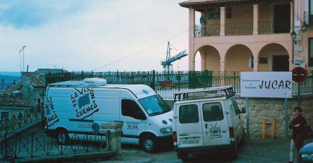 Arcos en la entrada del Carmen. Unidad móvil para retransmitir la Semana Santa. Arcos en la entrada del Carmen. Unidad móvil para retransmitir la Semana Santa.