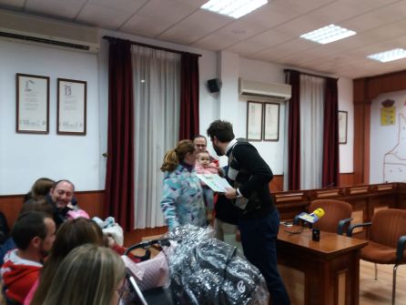 Momento de entrega de uno de los Cheques Bebe Momento de entrega de uno de los Cheques Bebe