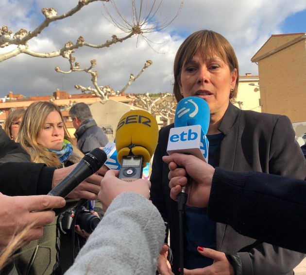La presidenta de Navarra, Uxue Barkos, respondiendo las preguntas de los medios La presidenta de Navarra, Uxue Barkos, respondiendo las preguntas de los medios