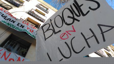 Imagen de la fachada del edificio de Argumosa 11 con los carteles de protesta contra los desahucios. Imagen de la fachada del edificio de Argumosa 11 con los carteles de protesta contra los desahucios.