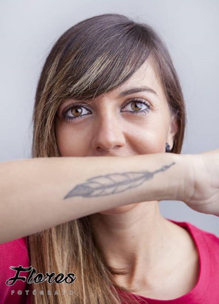En esta imagen, el tatuaje de una pluma, simula la sonrisa que siempre lleva puesta en todos los ámbitos En esta imagen, el tatuaje de una pluma, simula la sonrisa que siempre lleva puesta en todos los ámbitos