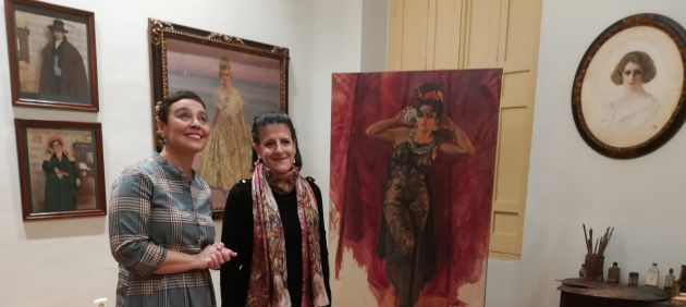 Elisa Cespedes junto a la alcaldesa de Ciudad Real, el día de la inauguración. De fondo, cuadros del pintor Carlos Vazquez. Elisa Cespedes junto a la alcaldesa de Ciudad Real, el día de la inauguración. De fondo, cuadros del pintor Carlos Vazquez.