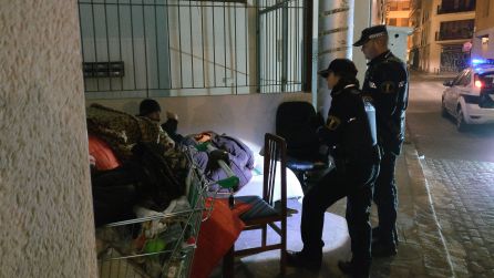 Los agentes prestando ayuda Los agentes prestando ayuda