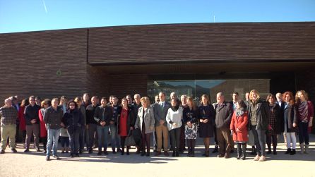 Todos los asistentes a la presentacion en la puerta principal de entrada al Hospital de Alta Resolución Sierra de Cazorla Todos los asistentes a la presentacion en la puerta principal de entrada al Hospital de Alta Resolución Sierra de Cazorla