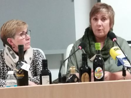 Momento de la intervención de Mercedes Latorre, de Como tú Eventos, ante algunos de los aceites patrocinadores Momento de la intervención de Mercedes Latorre, de Como tú Eventos, ante algunos de los aceites patrocinadores