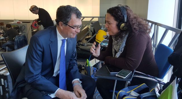 Maica Sánchez entrevista a José Ballesta, alcalde de Murcia, minutos después de la inauguración oficial del Aeropuerto Internacional Región de Murcia Maica Sánchez entrevista a José Ballesta, alcalde de Murcia, minutos después de la inauguración oficial del Aeropuerto Internacional Región de Murcia