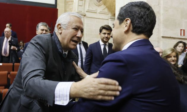 El senador y presidente de honor del PP-Andalucia, Javier Arenas (c-i), saluda al líder del PP-A, Juanma Moreno (d), en el Parlamento andaluz El senador y presidente de honor del PP-Andalucia, Javier Arenas (c-i), saluda al líder del PP-A, Juanma Moreno (d), en el Parlamento andaluz