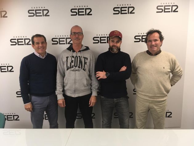 Pascual Bertomeu (segundo por la izquierda) y Fermin Egido (a su derecha) en los estudios de Radio Alicante SER Pascual Bertomeu (segundo por la izquierda) y Fermin Egido (a su derecha) en los estudios de Radio Alicante SER