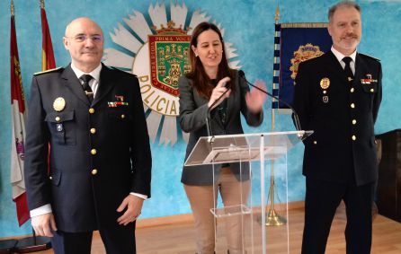 La concejala de seguridad ciudadana, Gema Conde, entre el Intendente Jefe de la Policía Local, Fernando Sedano (izda) y el Oficial Operativo, Félix Angel García La concejala de seguridad ciudadana, Gema Conde, entre el Intendente Jefe de la Policía Local, Fernando Sedano (izda) y el Oficial Operativo, Félix Angel García