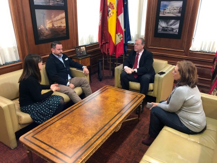 Reunión en el consistorio del alcalde Antonio SIlván y la concejala de Servicios Sociales Aurora Baza con los representantes de Autismo León Reunión en el consistorio del alcalde Antonio SIlván y la concejala de Servicios Sociales Aurora Baza con los representantes de Autismo León