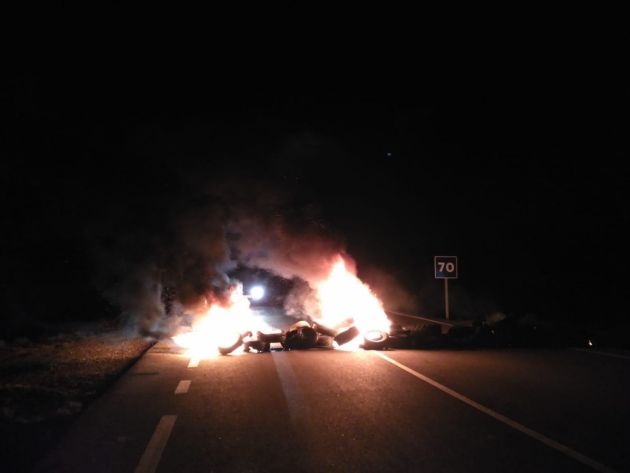 Los mineros han cortado la carretera A-1402 con la quema de neumáticos Los mineros han cortado la carretera A-1402 con la quema de neumáticos