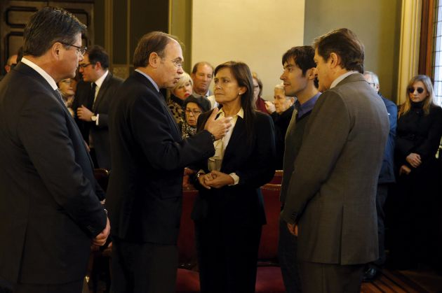 El presidente del Senado, Pío García -Escudero (PP), presenta sus condolencias y conversa con la viuda y uno de los hijos de Vicente Álvarez Areces. Junto a ellos el presidente de la junta General del Principado, Pedro Sanjurjo (izq.), y el presidente del Principado, Javier Fernández (dcha.) El presidente del Senado, Pío García -Escudero (PP), presenta sus condolencias y conversa con la viuda y uno de los hijos de Vicente Álvarez Areces. Junto a ellos el presidente de la junta General del Principado, Pedro Sanjurjo (izq.), y el presidente del Principado, Javier Fernández (dcha.)