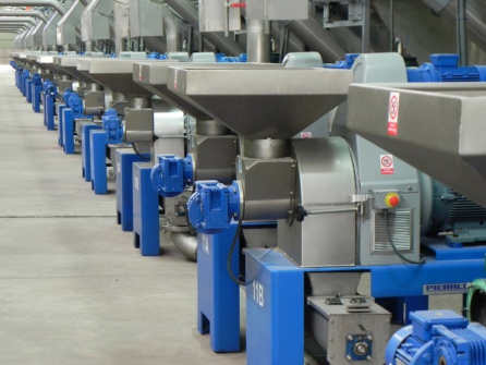 Instalaciones de una de las cooperativas asociadas, concretamente la zona de fábrica del Pilar, situada en Villacarrillo, que es la mayor cooperativa en producción mundial. Instalaciones de una de las cooperativas asociadas, concretamente la zona de fábrica del Pilar, situada en Villacarrillo, que es la mayor cooperativa en producción mundial.