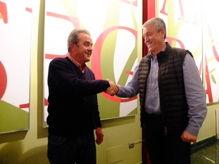 Ángel Rodríguez, presidente de Olivar de Segura y Cristóbal Gallego, presidente de Jaencoop, se estrechan la mano simbolizando la unión de ambos grupos. Ángel Rodríguez, presidente de Olivar de Segura y Cristóbal Gallego, presidente de Jaencoop, se estrechan la mano simbolizando la unión de ambos grupos.