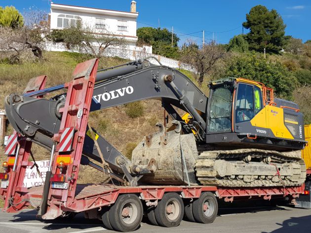 Parte de la maquinaria pesada que sigue llegando hasta la finca en Totalán (Málaga) Parte de la maquinaria pesada que sigue llegando hasta la finca en Totalán (Málaga)