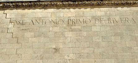 Inscripción del nombre del fundador de Falange Española en la fachada lateral derecha de la escalinata de la puerta del Sarmental de la Catedral de Burgos Inscripción del nombre del fundador de Falange Española en la fachada lateral derecha de la escalinata de la puerta del Sarmental de la Catedral de Burgos