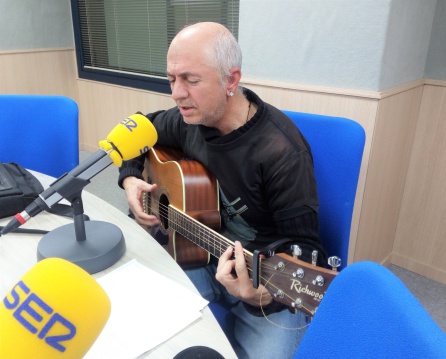 Luis Bustamante, durante su actuación en el programa Hoy por Hoy Vinalopó Luis Bustamante, durante su actuación en el programa Hoy por Hoy Vinalopó