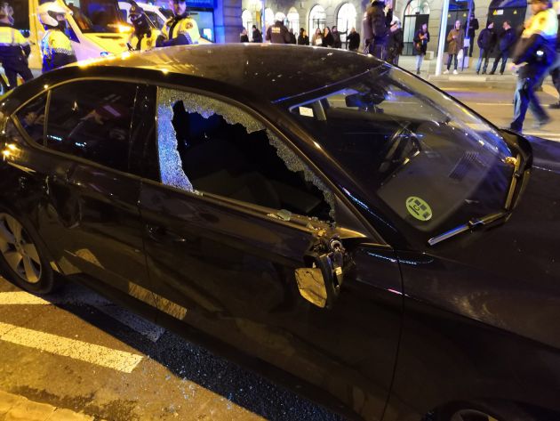 Coche VTC atacado por taxistas en huelga en Barcelona. Coche VTC atacado por taxistas en huelga en Barcelona.