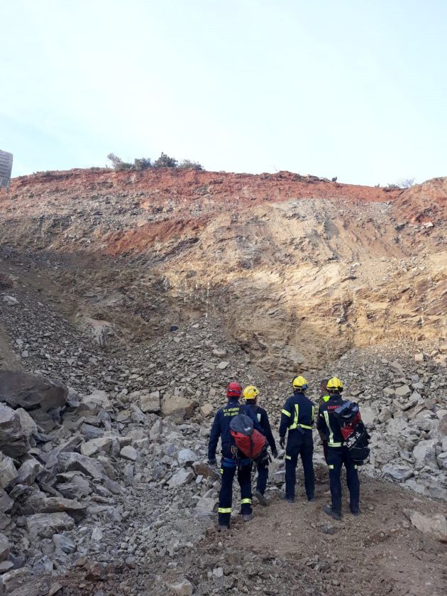 Un grupo de efectivos que participan en el rescate de Julen, el niño de 2 años que cayó el pasado domingo a un pozo en Totalán (Málaga) Un grupo de efectivos que participan en el rescate de Julen, el niño de 2 años que cayó el pasado domingo a un pozo en Totalán (Málaga)