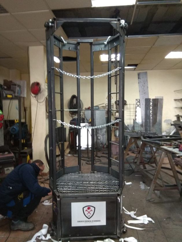 Un herrero ultima los detalles del ascensor creado para sacar a Julen del pozo. Un herrero ultima los detalles del ascensor creado para sacar a Julen del pozo.