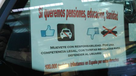 Cartel en uno de los taxis en huelga. Cartel en uno de los taxis en huelga.