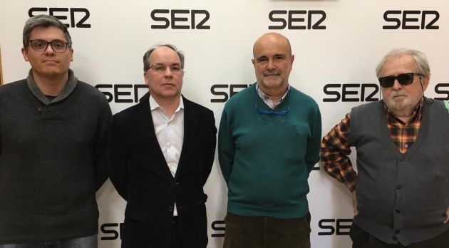 De izquierda a derecha: Santiago Cabrera, periodista de eldiario.es; Manuel J. Casanova, decano del Colegio de Ingenieros; Fernado de la Cierva, nieto de Juan de la Cierva, y Jose A. Postigo, historiador De izquierda a derecha: Santiago Cabrera, periodista de eldiario.es; Manuel J. Casanova, decano del Colegio de Ingenieros; Fernado de la Cierva, nieto de Juan de la Cierva, y Jose A. Postigo, historiador