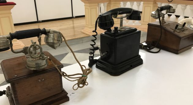 Tres de los teléfonos más antiguos. Tres de los teléfonos más antiguos.