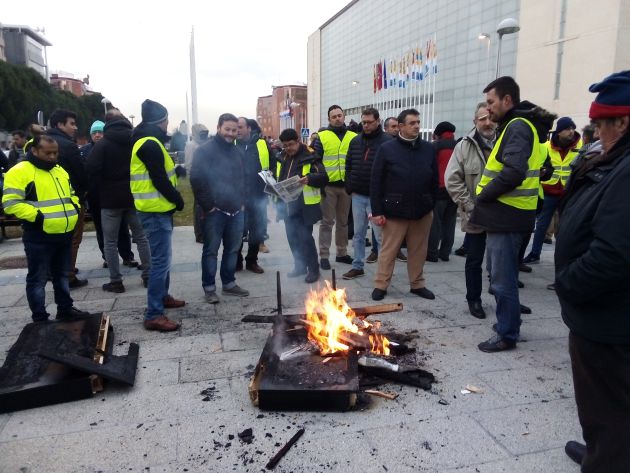 Los taxistas encienden un fuego en las inmediaciones de Ifema. Los taxistas encienden un fuego en las inmediaciones de Ifema.