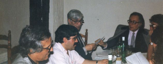 Raúl del Pozo, José Vicente Ávila, Meliano Peraile, Francisco Umbral y César Alonso de los Ríos, debatiendo. Raúl del Pozo, José Vicente Ávila, Meliano Peraile, Francisco Umbral y César Alonso de los Ríos, debatiendo.