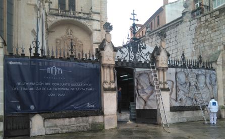 Puerta de la Pellejería de la Catedral de Burgos donde se ha instalado el taller de restauración del trasaltar Puerta de la Pellejería de la Catedral de Burgos donde se ha instalado el taller de restauración del trasaltar