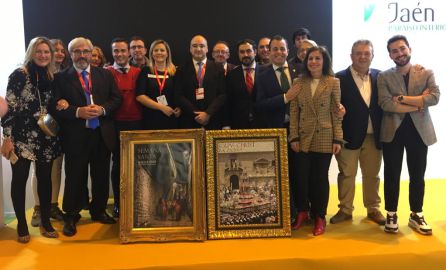 Represenantes de la Agrupación de Cofradías de Baeza y responsables políticos del Ayuntamiento durante la presentación del cartel de la Semana Santa 2019. Represenantes de la Agrupación de Cofradías de Baeza y responsables políticos del Ayuntamiento durante la presentación del cartel de la Semana Santa 2019.