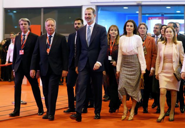 El rey Felipe VI y la reina Letizia , acompañados de la presidenta del Congreso Ana Pastor (d), y el presidente de la Comunidad de Madrid Ángel Garrido (i), durante la inauguración de la 39 edición de la Feria Internacional de Turismo Fitur El rey Felipe VI y la reina Letizia , acompañados de la presidenta del Congreso Ana Pastor (d), y el presidente de la Comunidad de Madrid Ángel Garrido (i), durante la inauguración de la 39 edición de la Feria Internacional de Turismo Fitur