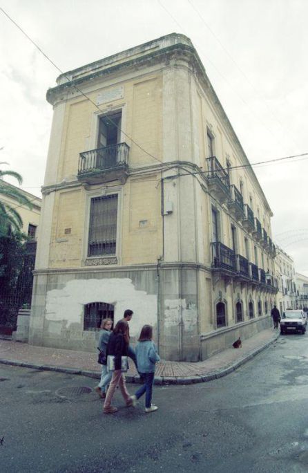 Vista del edificio Carbonell, actual sede de Vimcorsa, en 1993, antes de la reforma que peatonalizaría el eje Tendillas Mezquita. Vista del edificio Carbonell, actual sede de Vimcorsa, en 1993, antes de la reforma que peatonalizaría el eje Tendillas Mezquita.