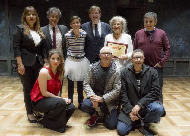 El president de la GVA y el secretario de Turismo, Francesc Colomer, junto a los artistas y empresarios valencianos de Billy Elliot El president de la GVA y el secretario de Turismo, Francesc Colomer, junto a los artistas y empresarios valencianos de Billy Elliot