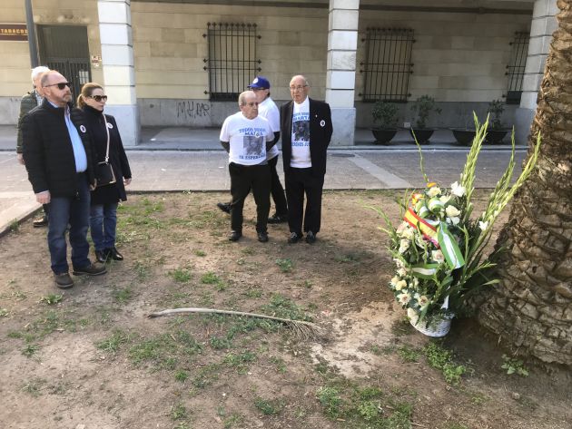 Una corona de flores con el mensaje: 'España no te olvida, la justicia sí' Una corona de flores con el mensaje: 'España no te olvida, la justicia sí'