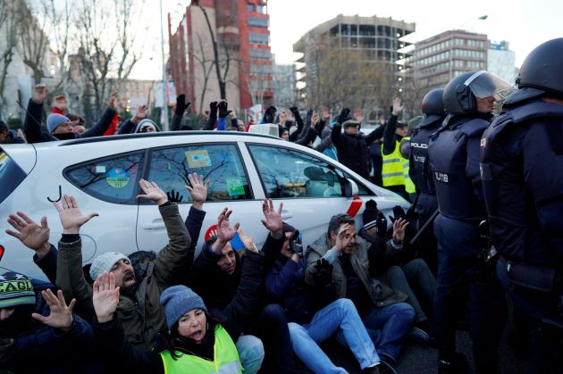 Los taxistas se oponen a desalojar la Castellana. Los taxistas se oponen a desalojar la Castellana.